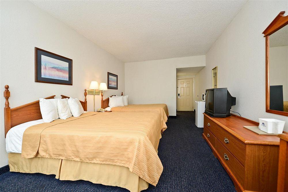 Red Roof Inn & Suites Austin East - Manor Habitación foto