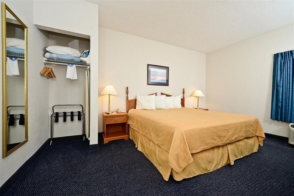 Red Roof Inn & Suites Austin East - Manor Habitación foto