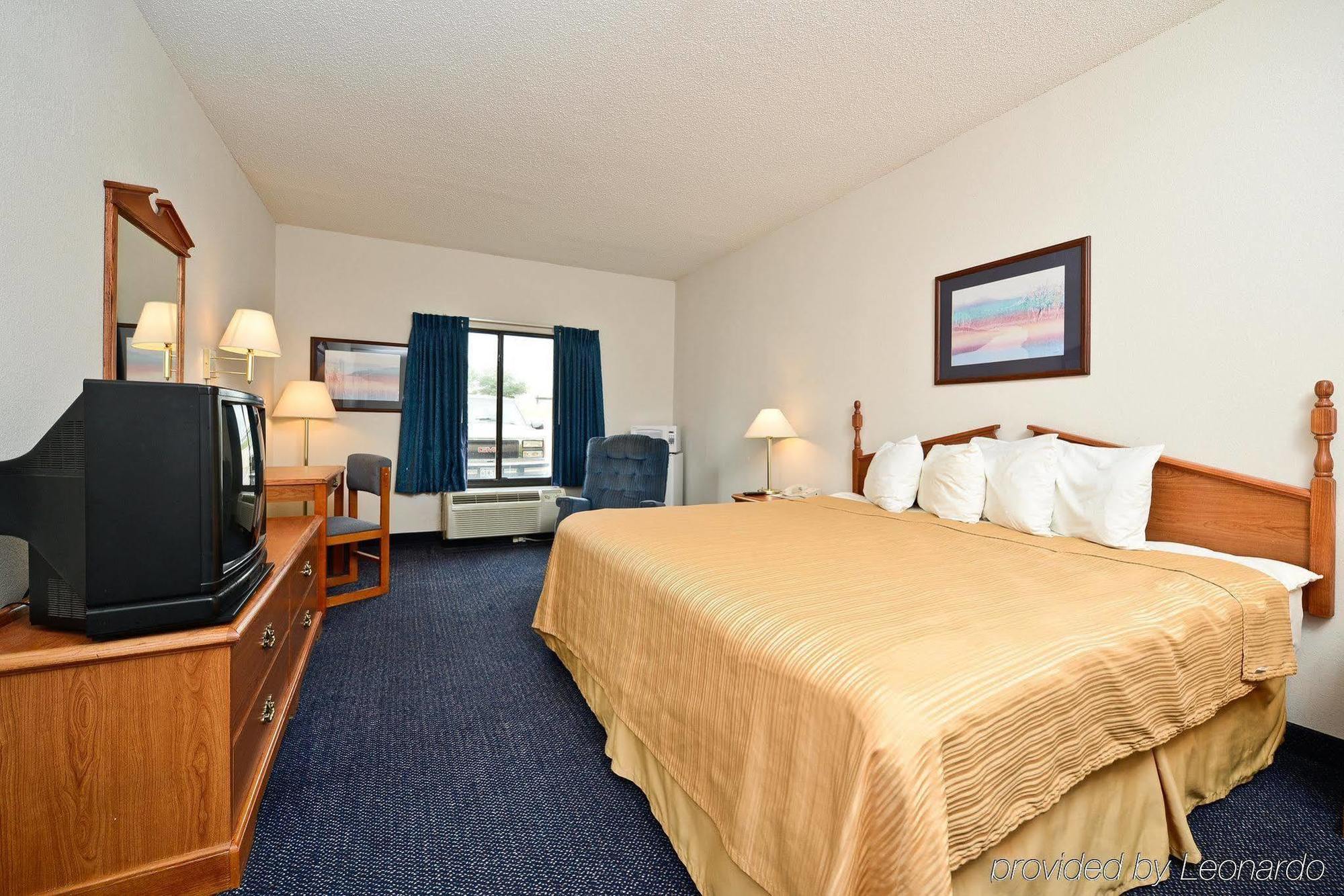 Red Roof Inn & Suites Austin East - Manor Habitación foto